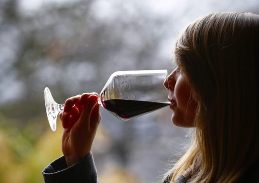 安いワインが頭痛を引き起こすというのは間違い？ 頭痛を防ぐ飲み方とは